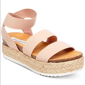 Steve Madden Kimmie Sandals in Blush. Size 7.0
